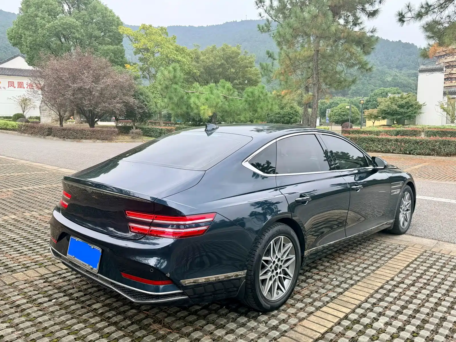 Photo 5 - Genesis G80