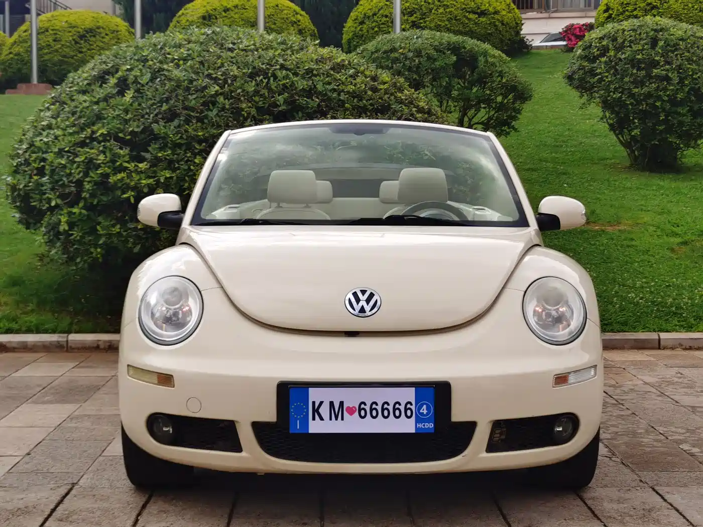 Volkswagen Beetle 2010 Model 2.0 BlackOrange Convertible Luxury Edition фото 2