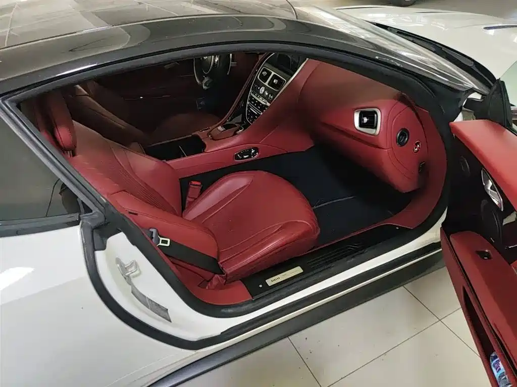 Aston Martin DB11 2017 5.2T V12 фото 11