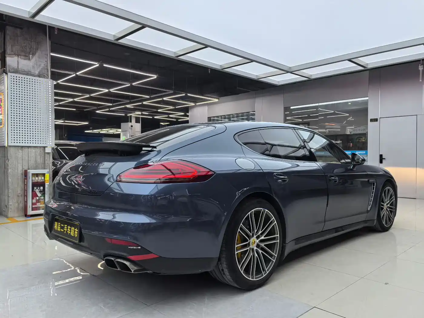 Photo 3 - Porsche Panamera