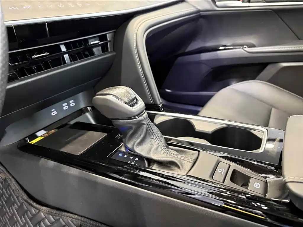 Toyota Camry 2024 Hybrid 2.0HGVP Luxury Edition фото 20