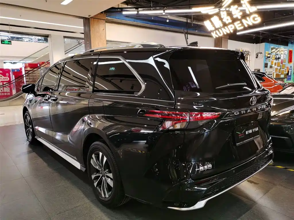 Toyota Granvia 2024 2.5L Hybrid Premium PLUS 4WD Edition фото 3