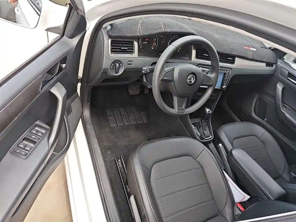 Škoda Skoda Rapid Spaceback 2016 Facelift 1.6L Automatic Innovation Edition фото 16
