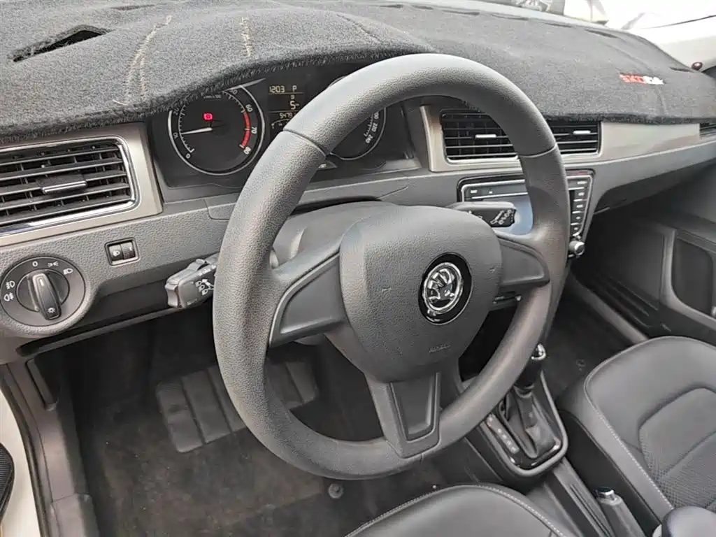 Škoda Skoda Rapid Spaceback 2016 Facelift 1.6L Automatic Innovation Edition фото 10