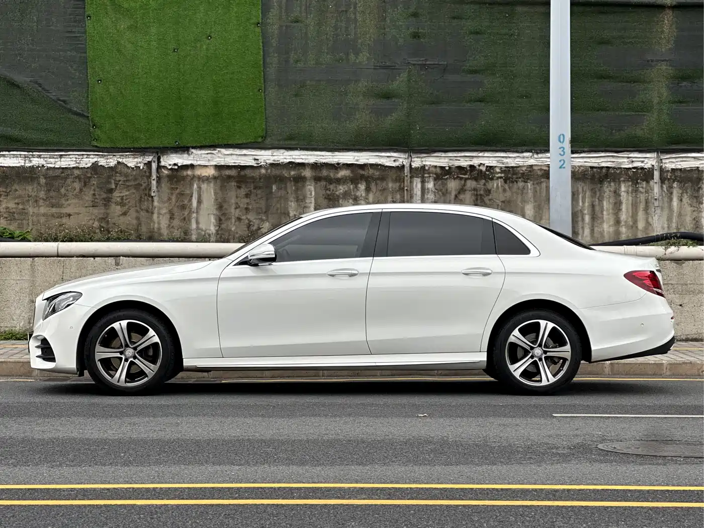 Mercedes-Benz E-Class 2016 E 200 L Sport Type фото 4