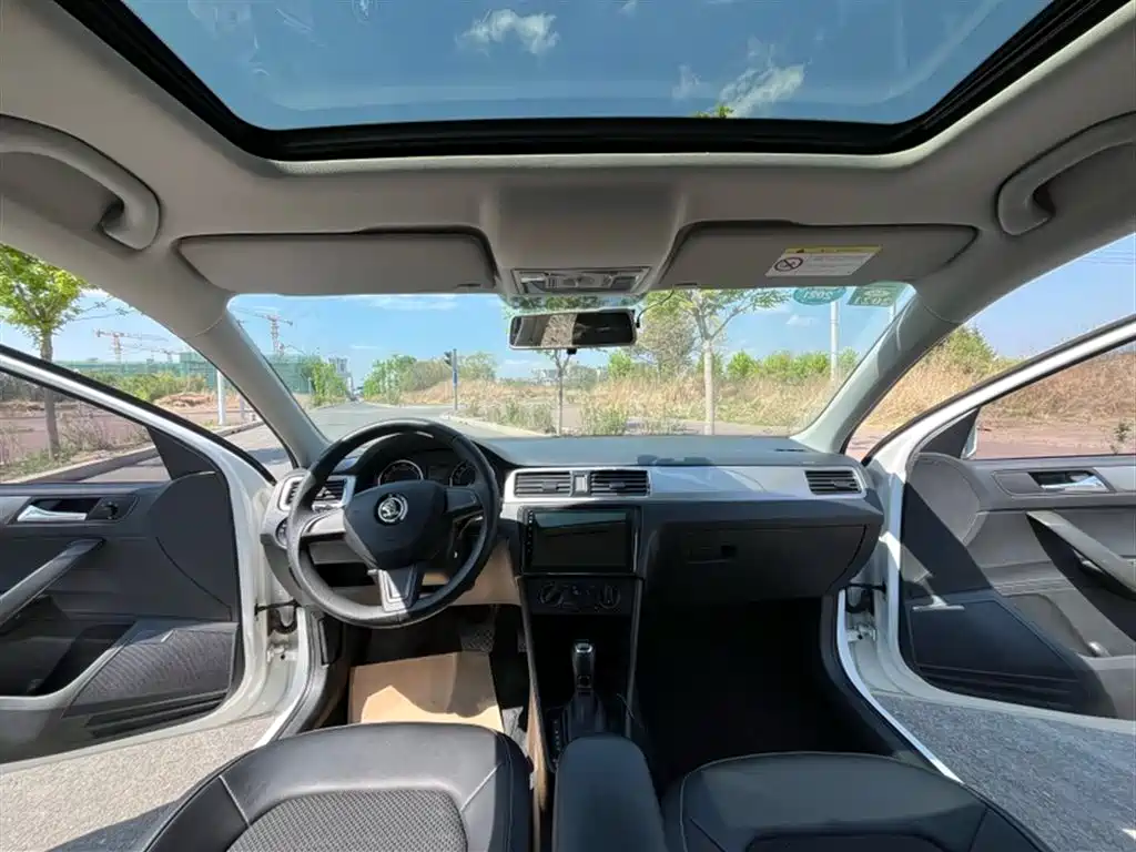 Škoda Skoda Rapid Spaceback 2016 Facelift 1.6L Automatic Innovation Edition фото 17