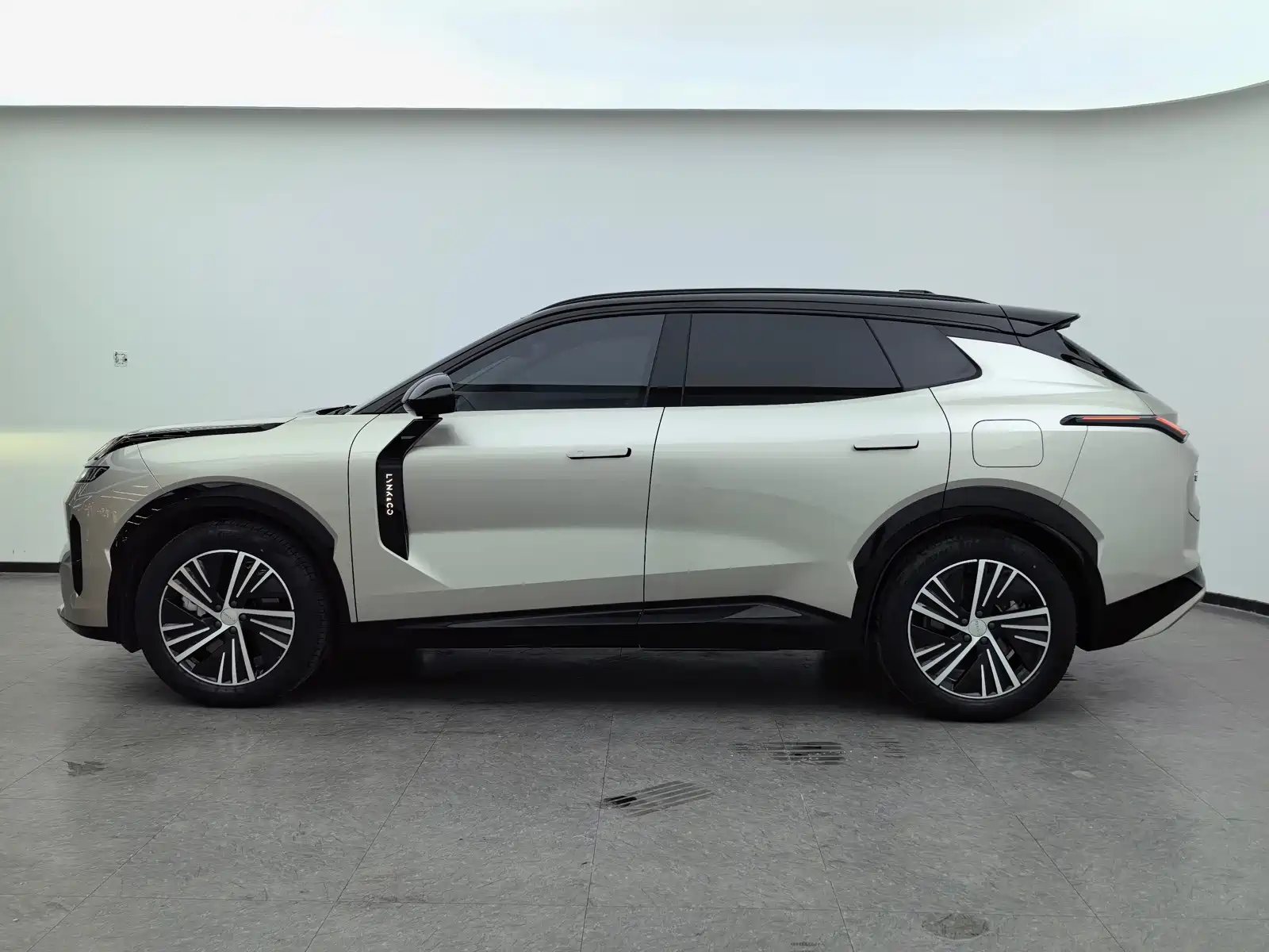 صورة 33 - Lynk & Co 08 EM-P