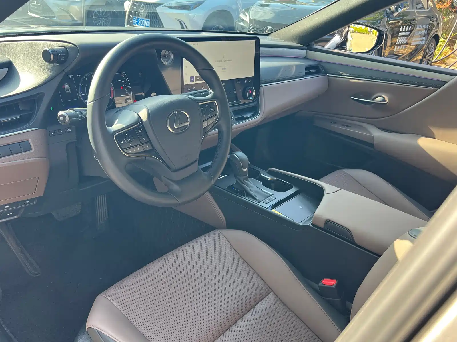 Фото 10 - Lexus ES