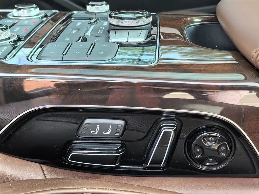 Photo 16 - Audi A8