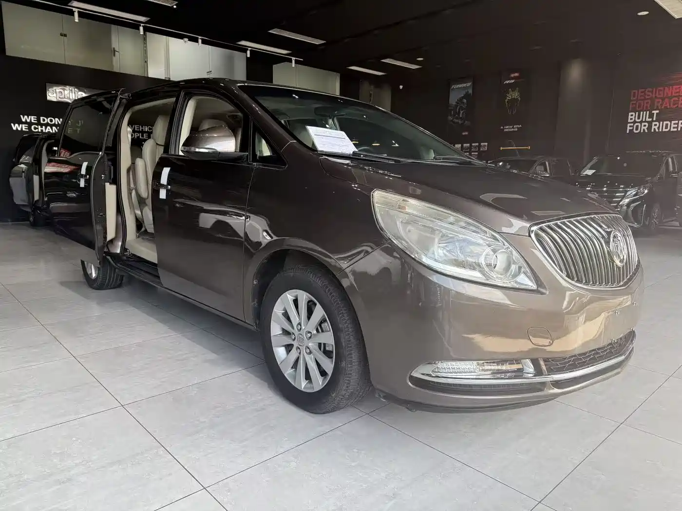 Buick GL8 2014 2.4L CT Luxury Business Comfort фото 3