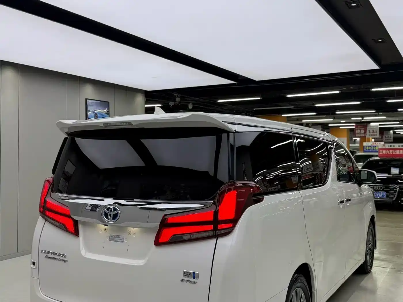 Toyota Alphard 2021 Hybrid 2.5L Luxury фото 5