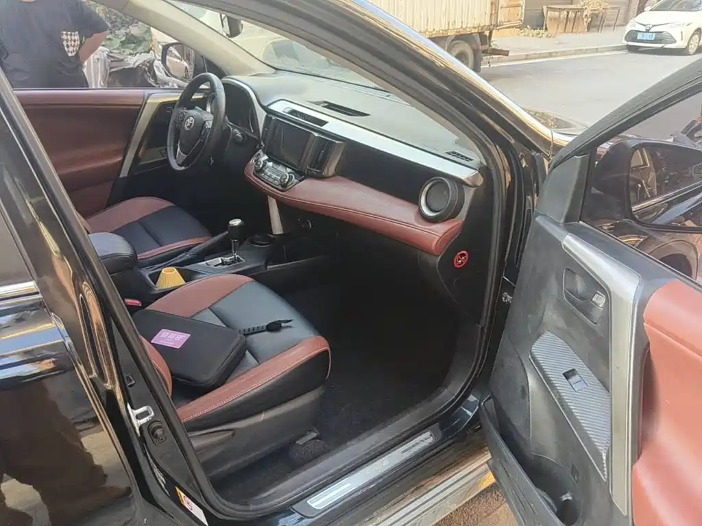 Photo 10 - Toyota RAV4