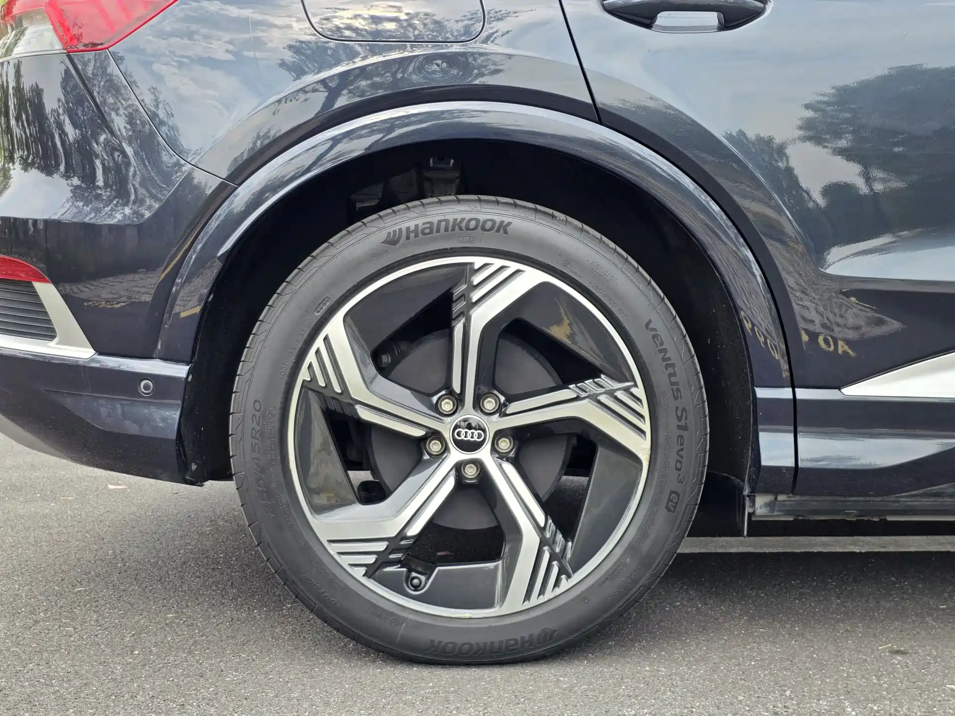 Photo 22 - Audi Q4 e-tron