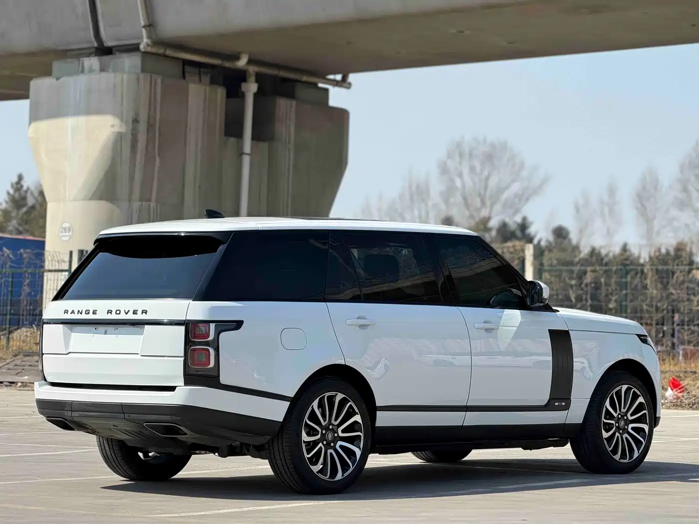 Land Rover Range Rover 2020 3.0 L6 Heritage Extended Edition фото 6