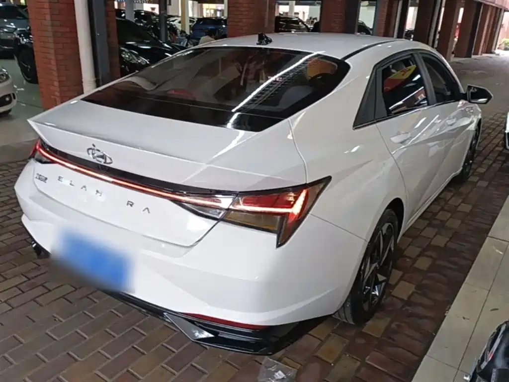 Hyundai Elantra 2021 1.5L CVT LUX Premium Edition фото 7