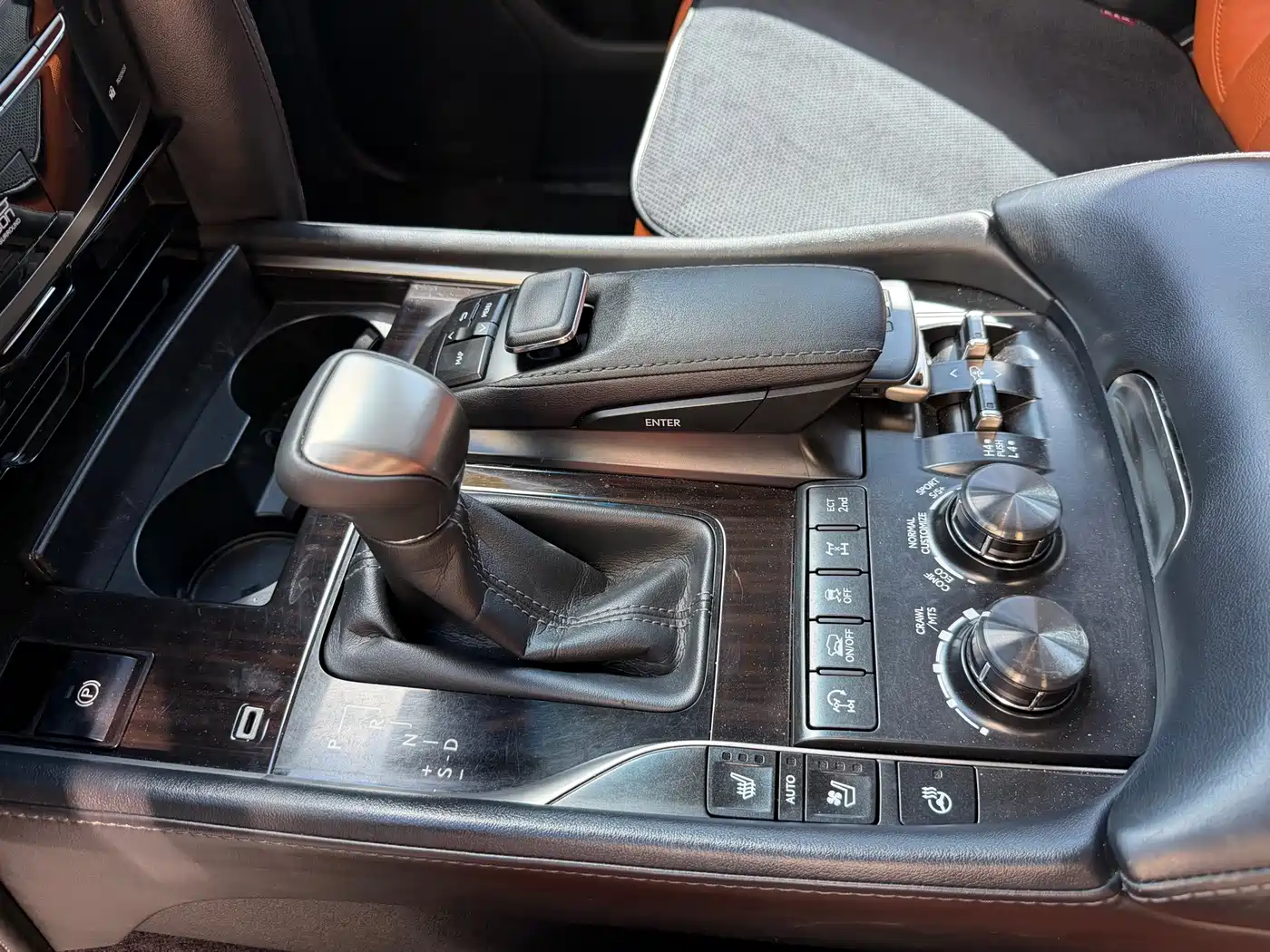 Фото 19 - Lexus LX