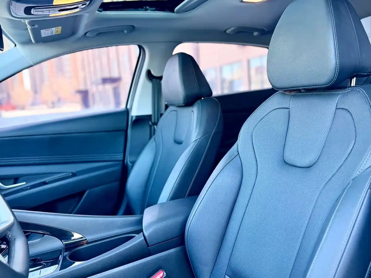 Hyundai Elantra 2023 Model 1.5L CVT LUX Premium Edition фото 14