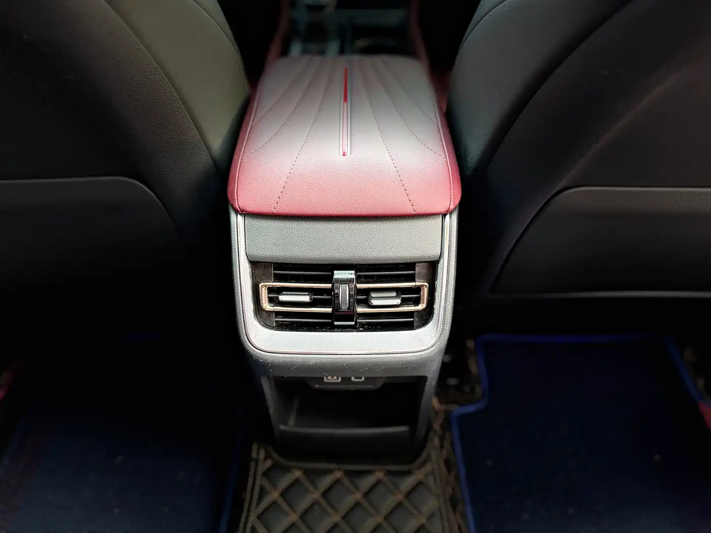 Hongqi H5 2024 2.0T Automatic Smart Connect Flag Smooth Edition фото 16