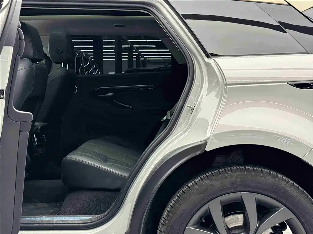 Land Rover Range Rover Evoque 2023 Range Rover Evoque L 249PS Corinthian Bronze Special Edition фото 7