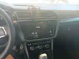 Photo 13 - Volkswagen Tiguan L