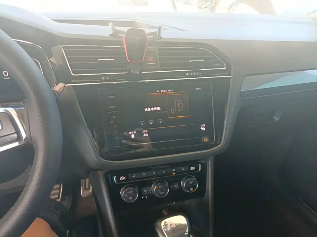 Photo 13 - Volkswagen Tiguan L