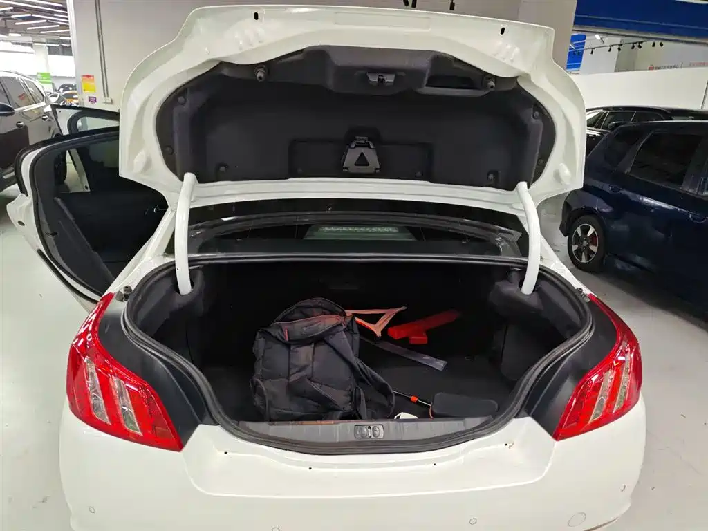 Peugeot 508 2012 2.0L Automatic Sunroof Classic Edition фото 15