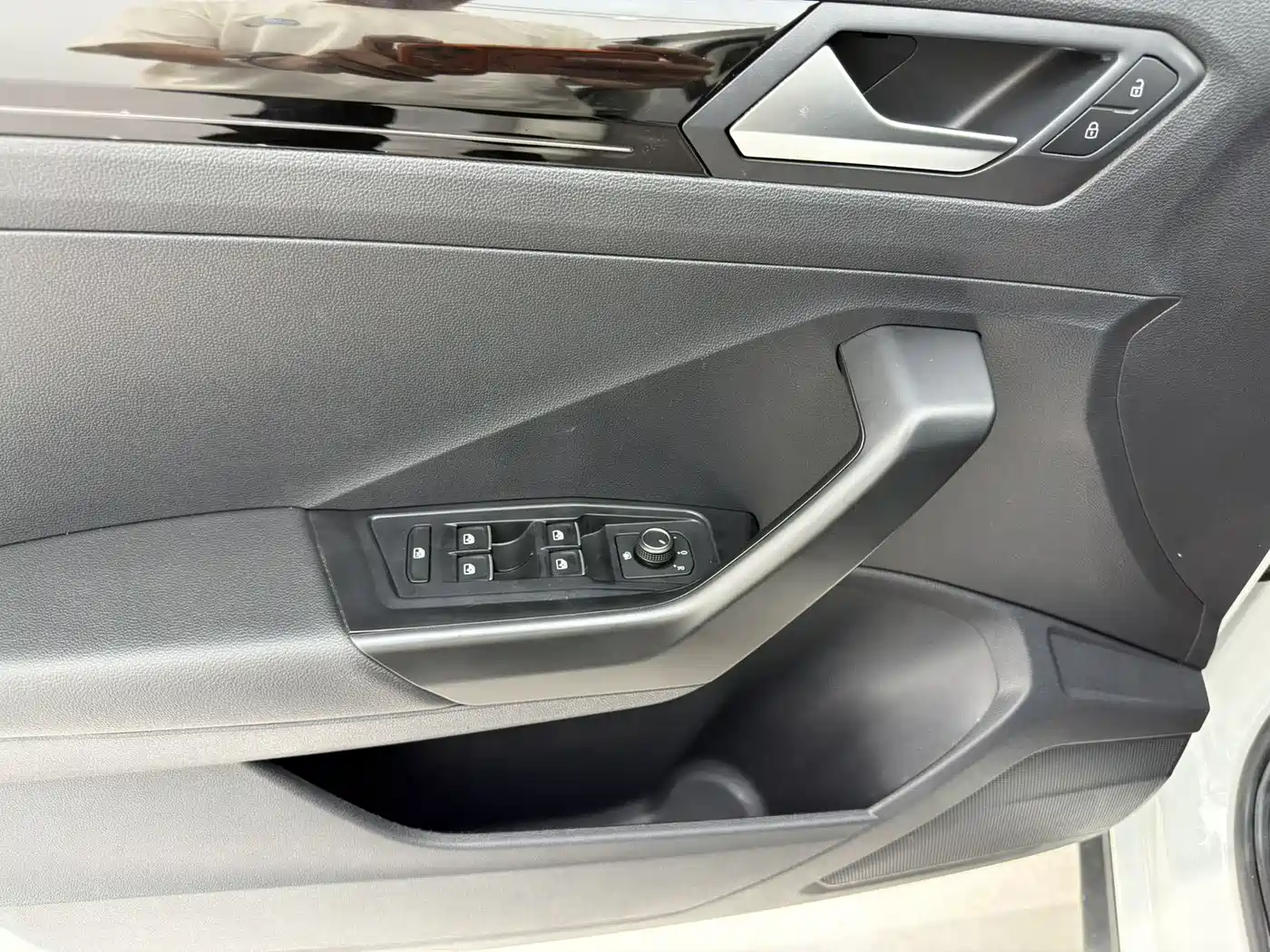 VOLKSWAGEN T ROC EXPLORING SONGS