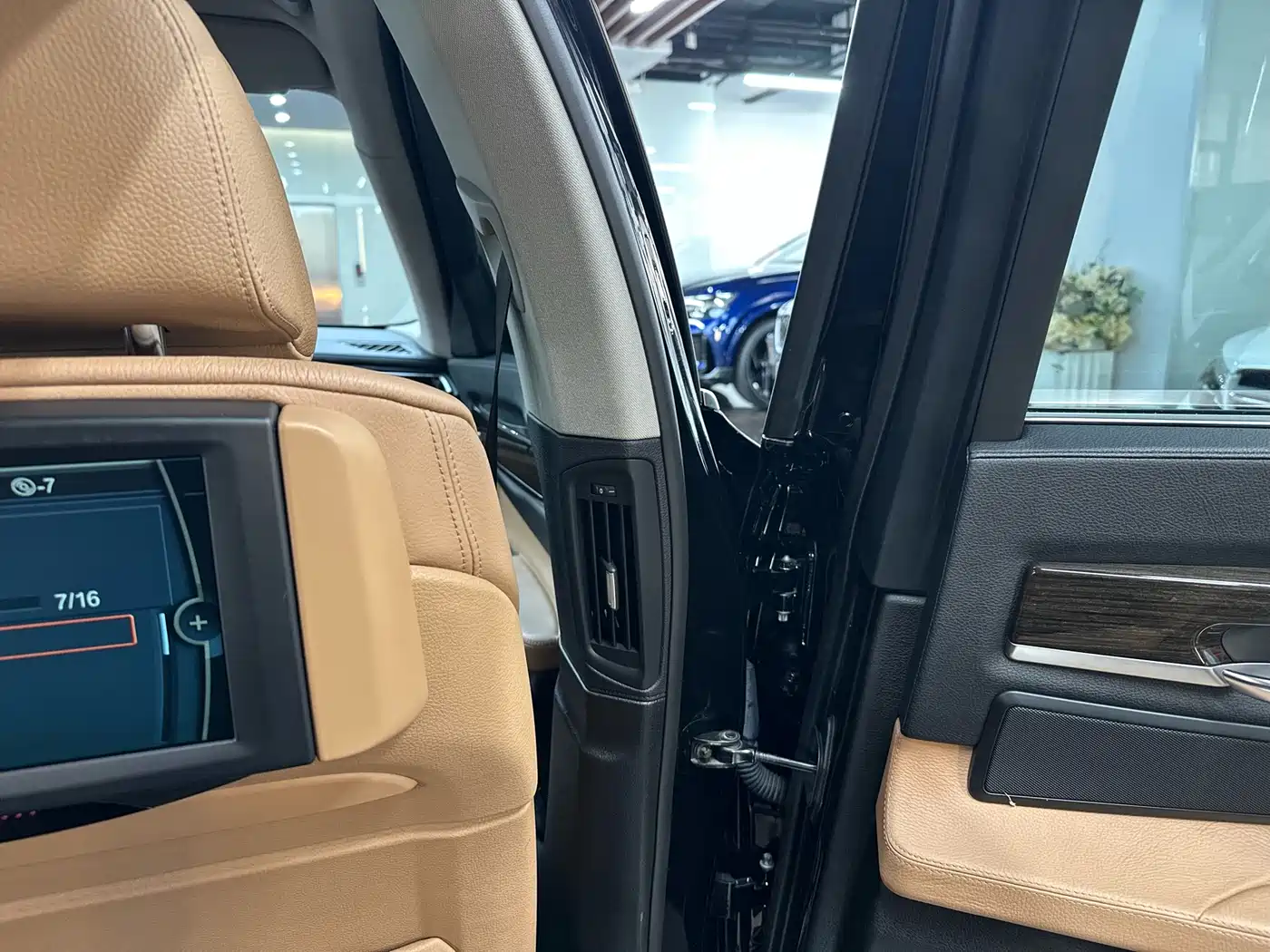 BMW 7 Series 2011 750Li xDrive фото 21