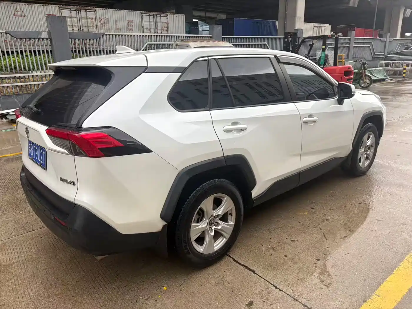 Фото 4 - Toyota RAV4