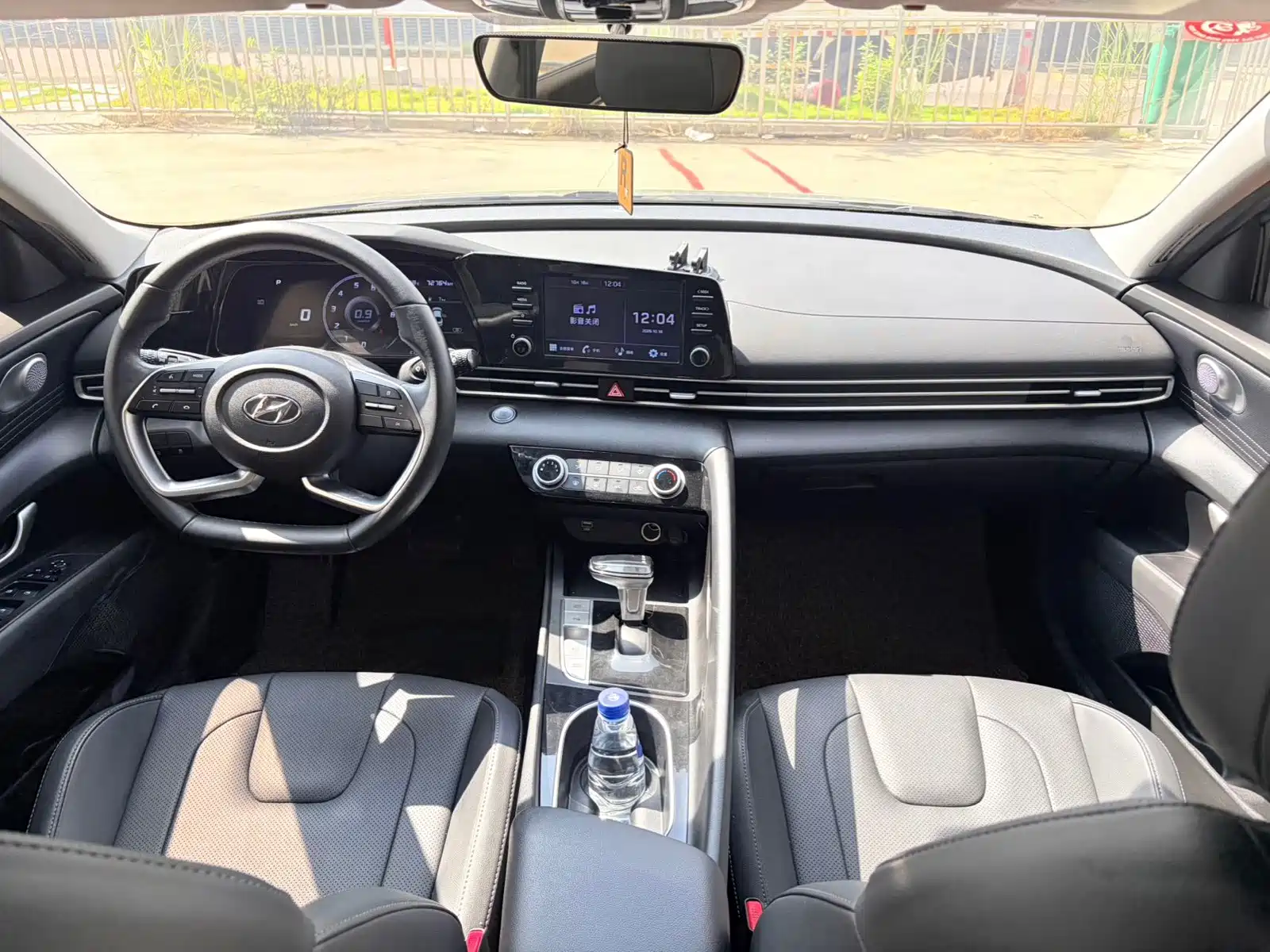 Photo 11 - Hyundai Elantra