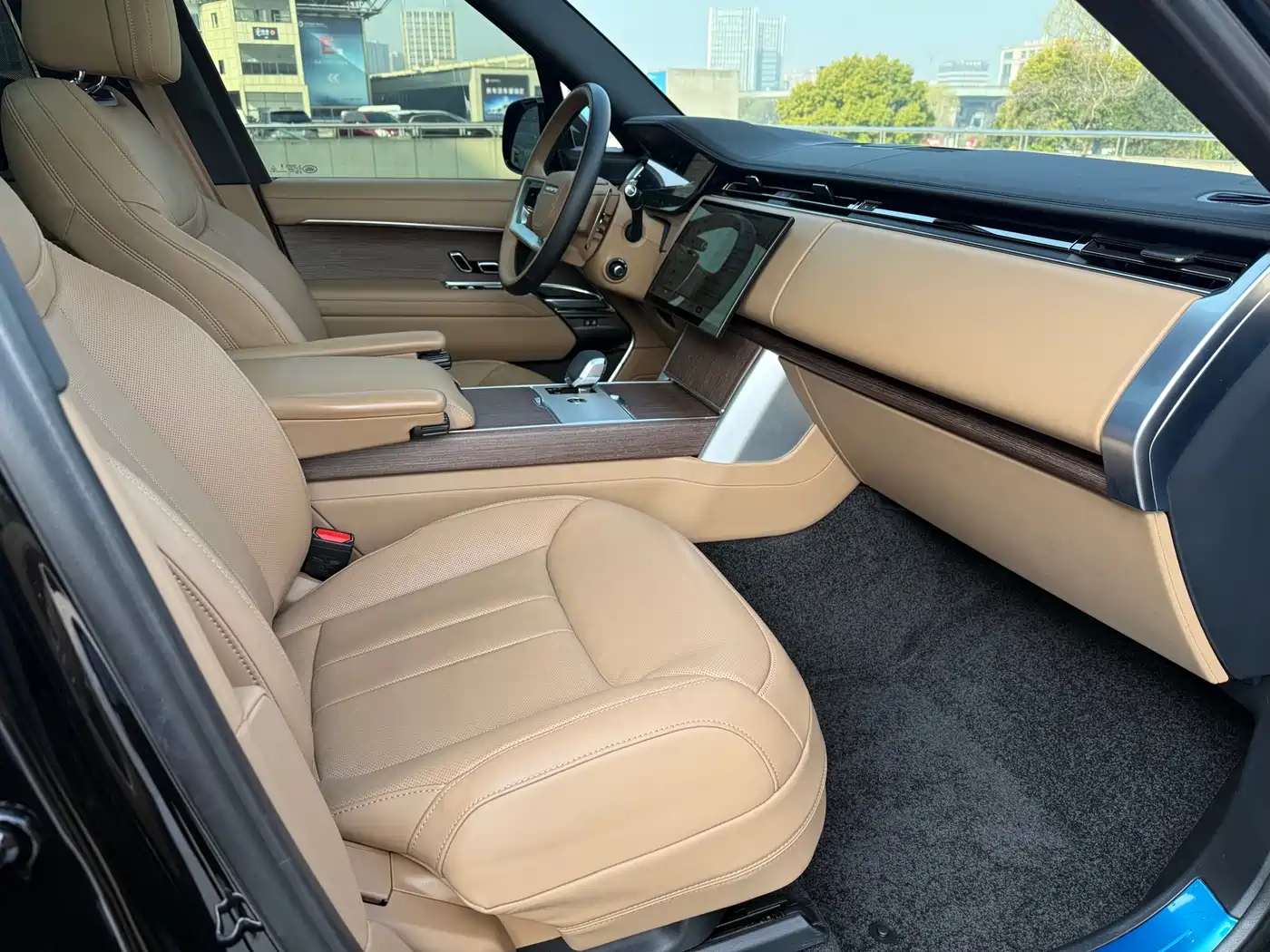 Land Rover Range Rover 2025 3.0 L6 400PS Genesis Extended Wheelbase фото 16