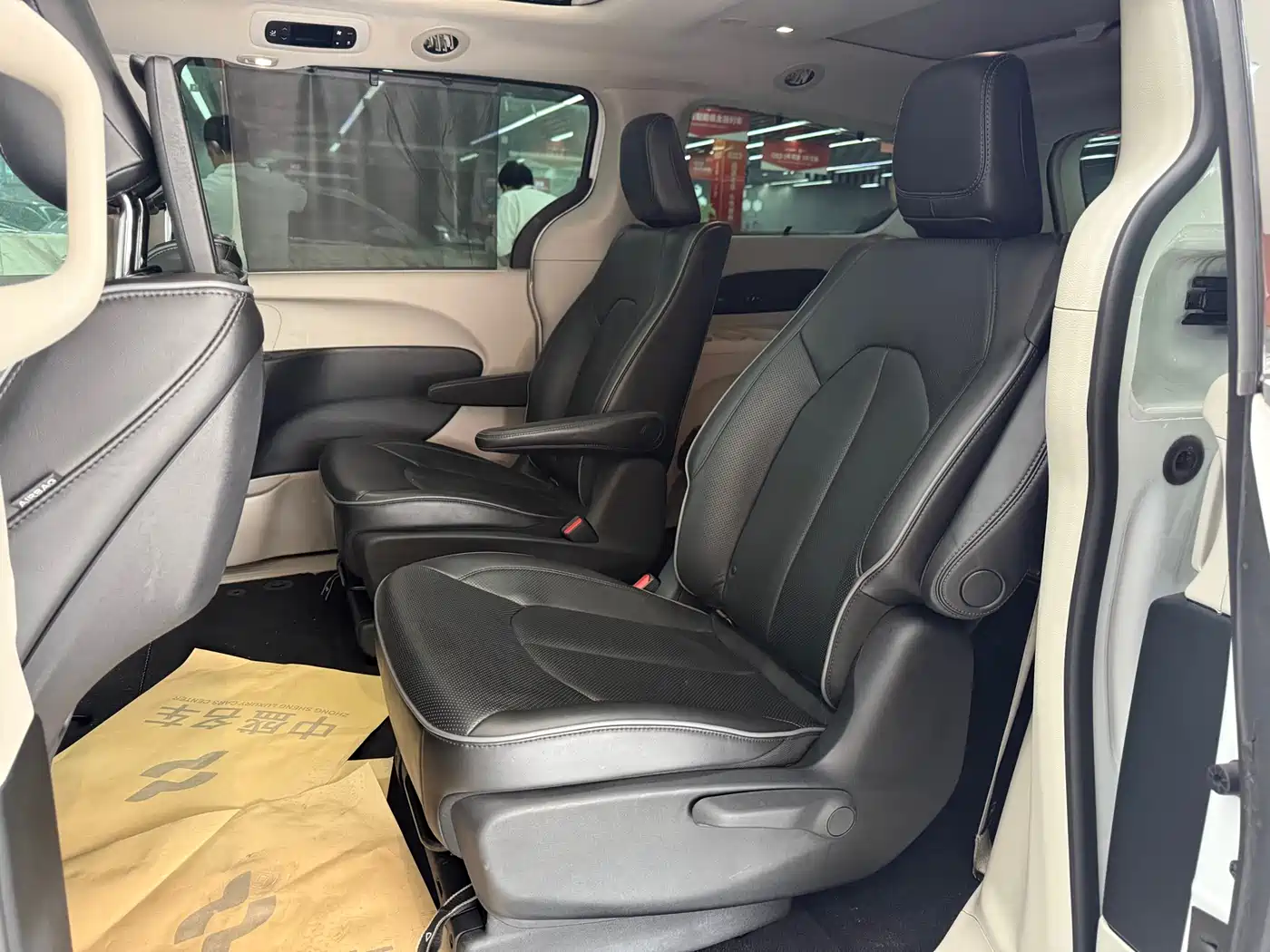Chrysler Grand Voyager (Import) 2017 3.6L Premium Edition фото 20