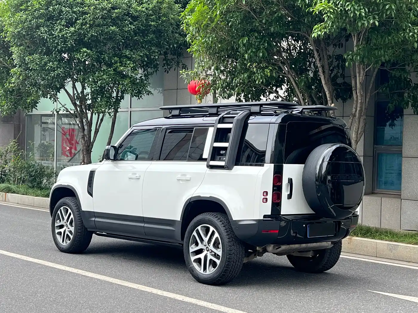 Land Rover Defender 2020 Model 110 P400 HSE фото 3