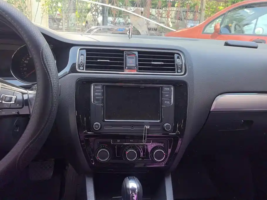 Volkswagen Sagitar 2018 1.6L Automatic Comfort фото 13