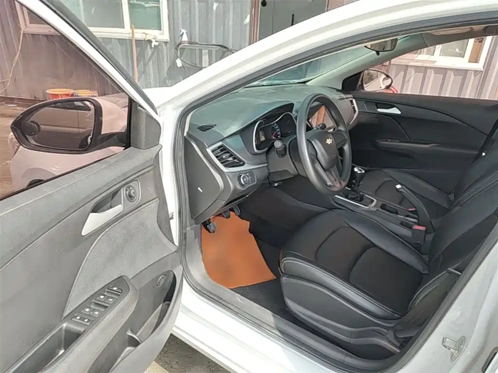 Chevrolet Cavalier 2016 1.5L Manual Enjoyment Edition фото 16