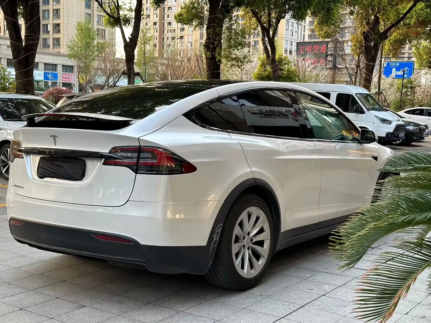 TESLA MODEL X