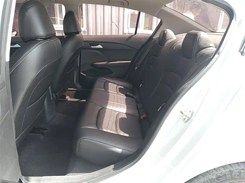 Chevrolet Cavalier 2016 1.5L Manual Enjoyment Edition фото 17