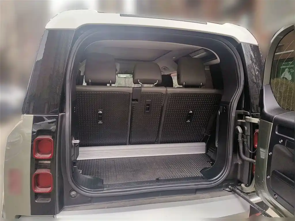 Land Rover Defender 2021 90 P400 Classic Replica Edition фото 10