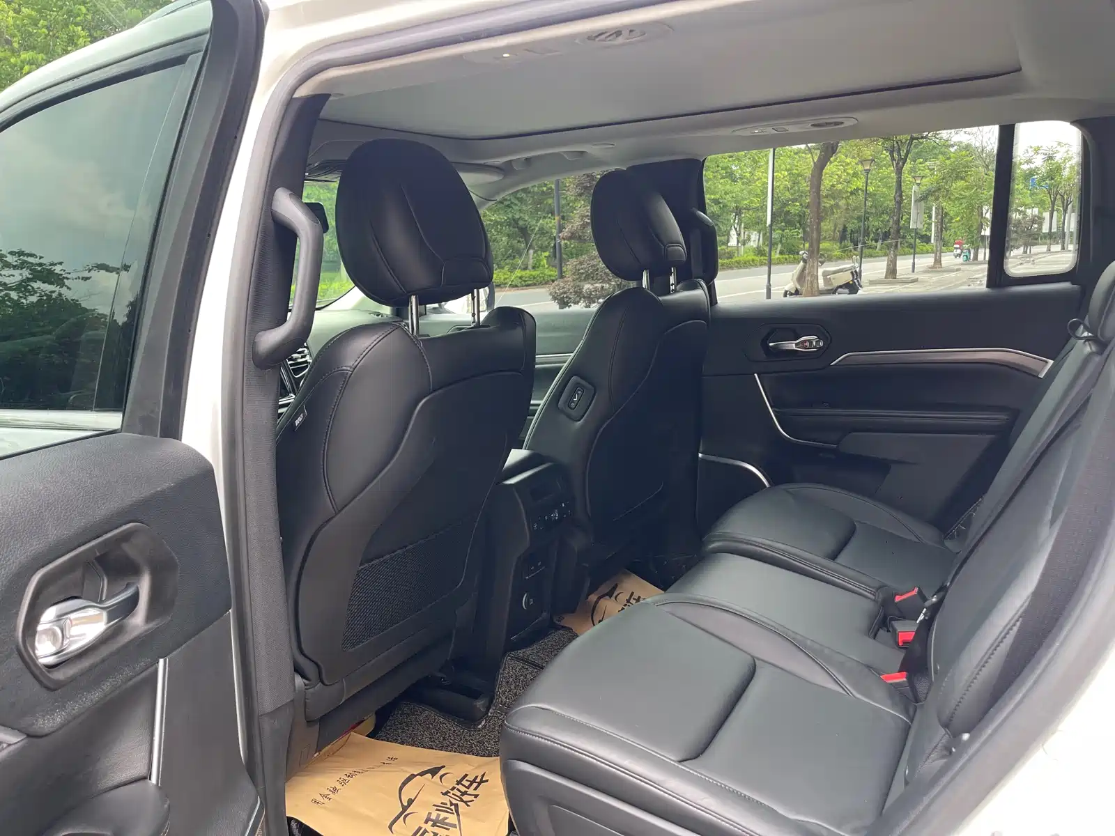 Photo 4 - Jeep Grand Commander