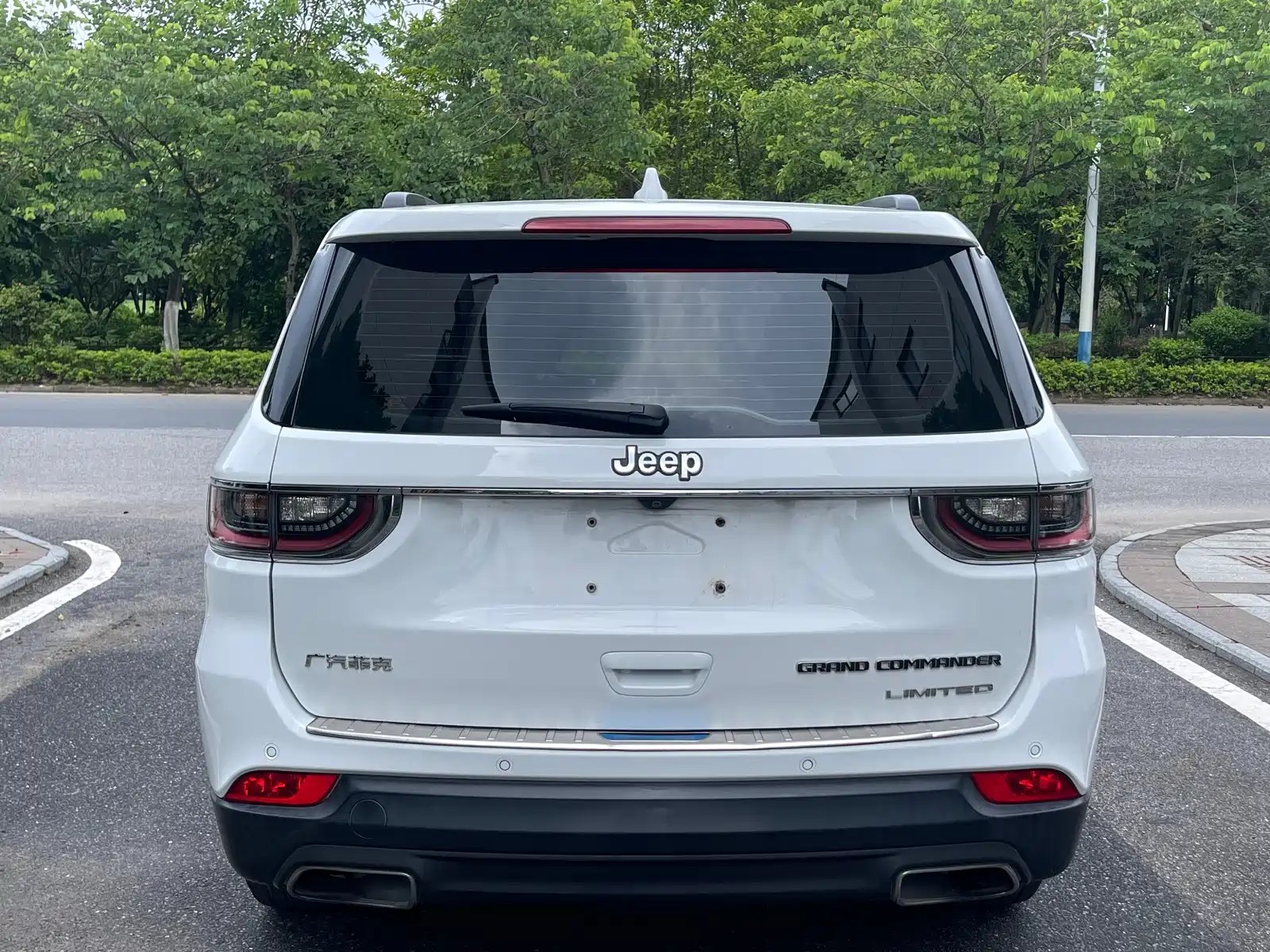Photo 6 - Jeep Grand Commander