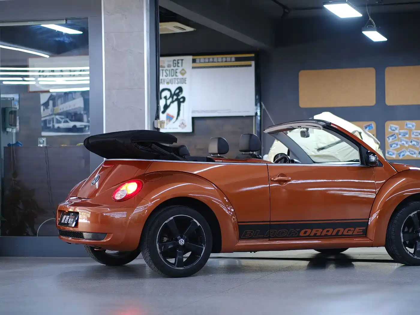 Volkswagen Beetle 2010 Model 2.0 BlackOrange Convertible Luxury Edition фото 4