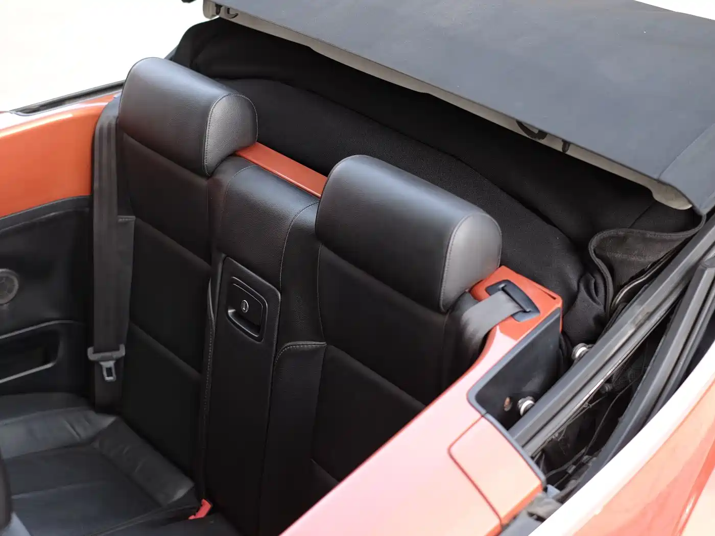 Volkswagen Beetle 2010 Model 2.0 BlackOrange Convertible Luxury Edition фото 31