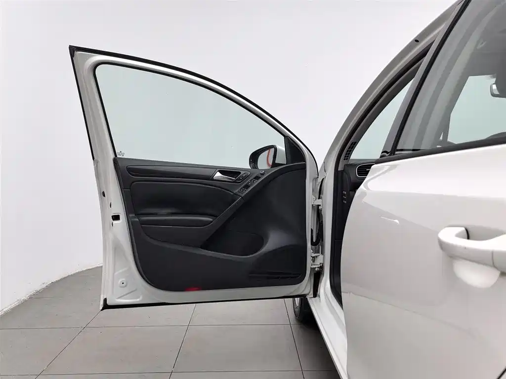 Volkswagen Golf 2012 1.6 Manual Comfort Type фото 8