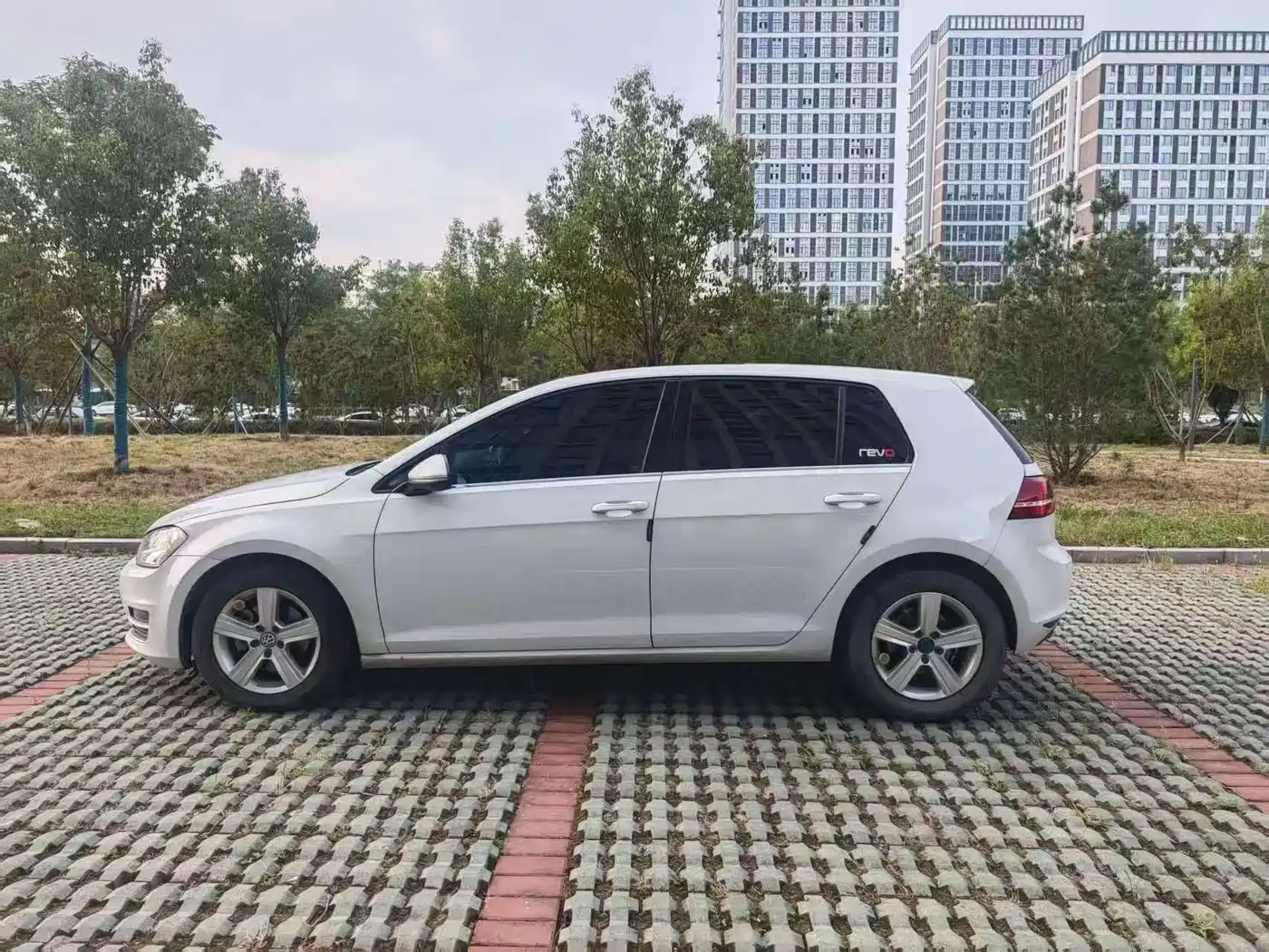 Photo 7 - Volkswagen Golf