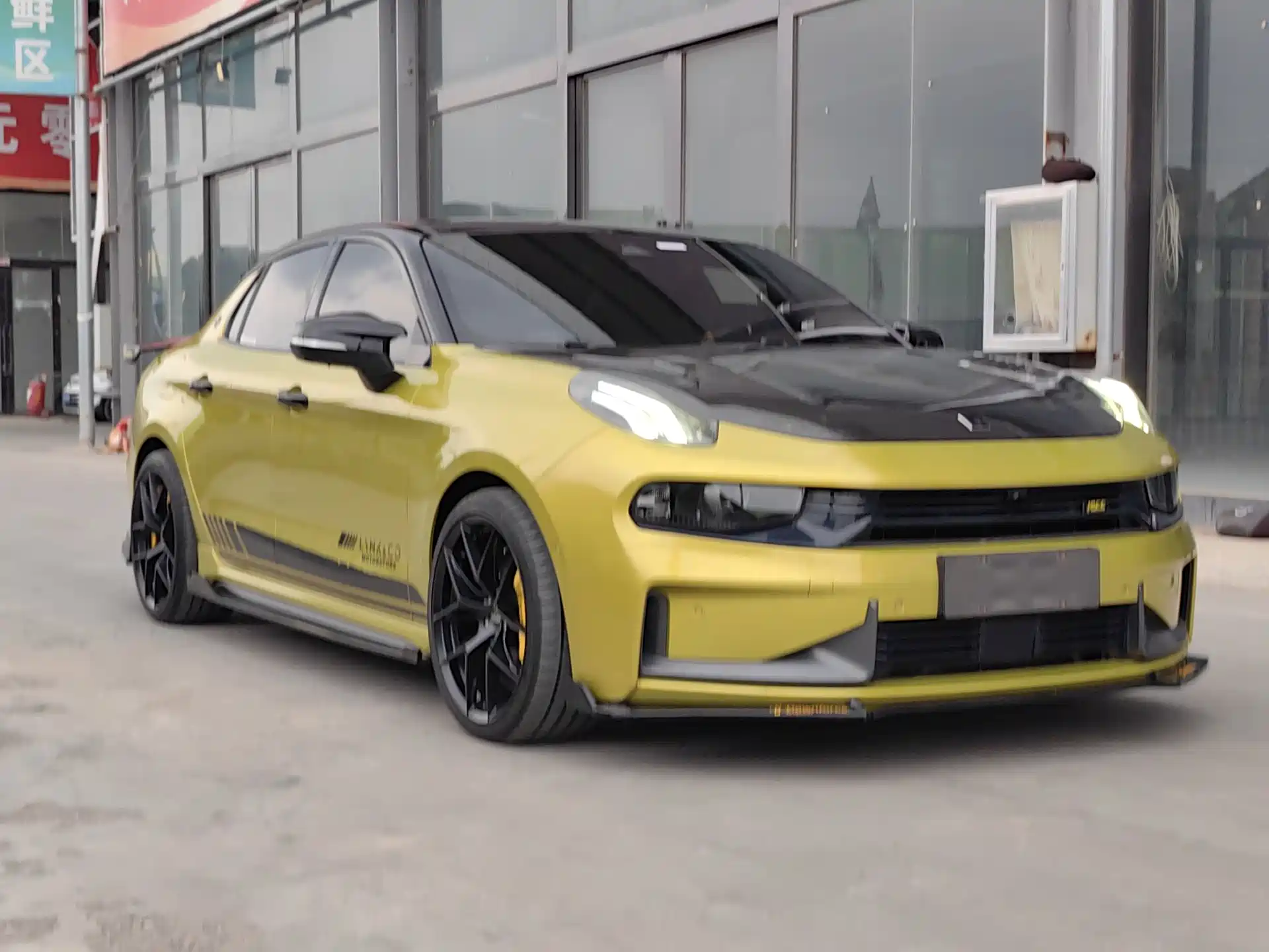 Фото 3 - Lynk & Co 03