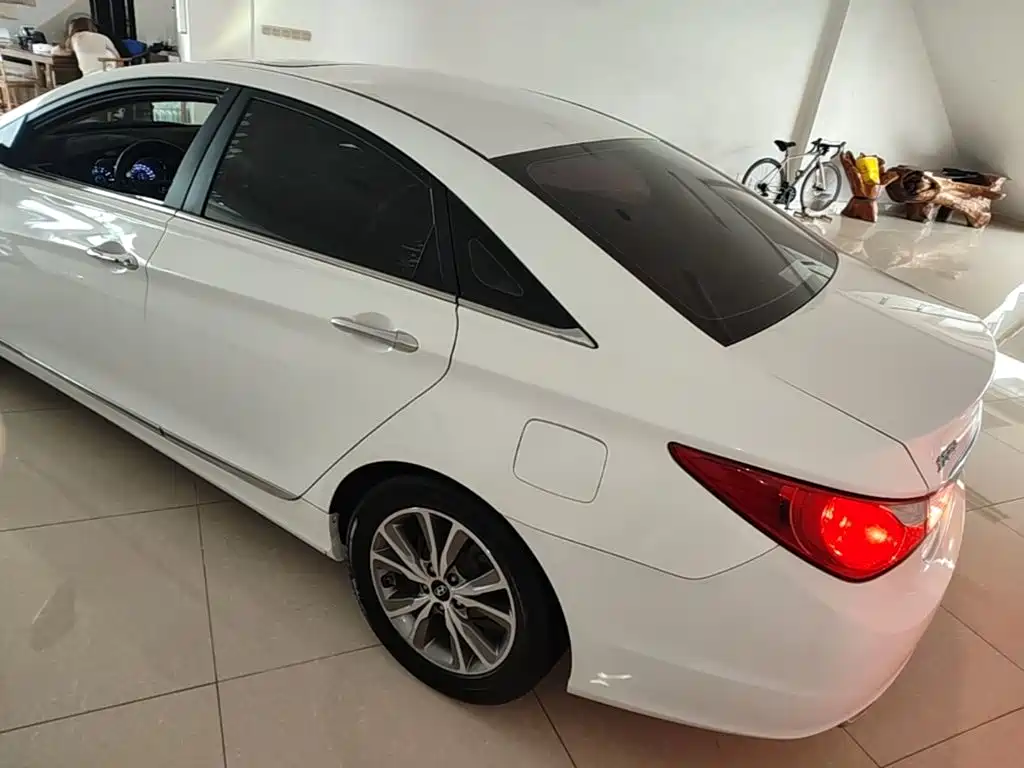 Photo 5 - Hyundai Sonata