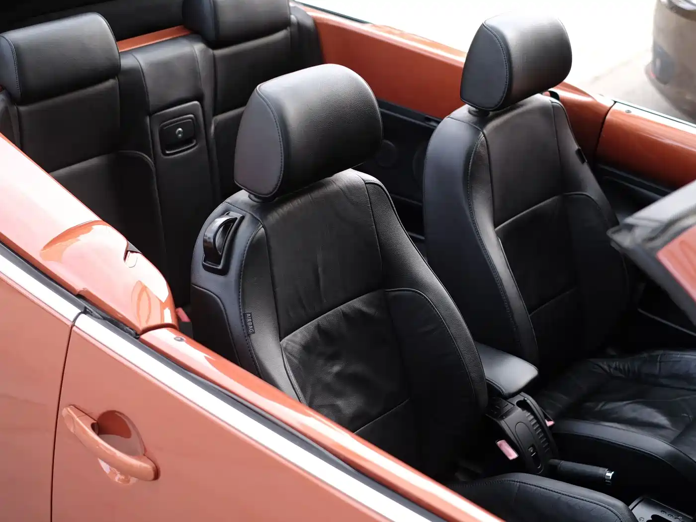 Volkswagen Beetle 2010 Model 2.0 BlackOrange Convertible Luxury Edition фото 56