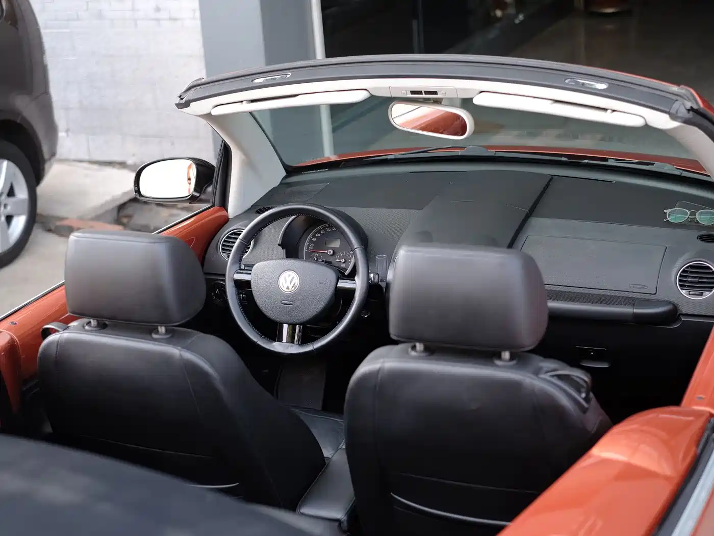 Volkswagen Beetle 2010 Model 2.0 BlackOrange Convertible Luxury Edition фото 33