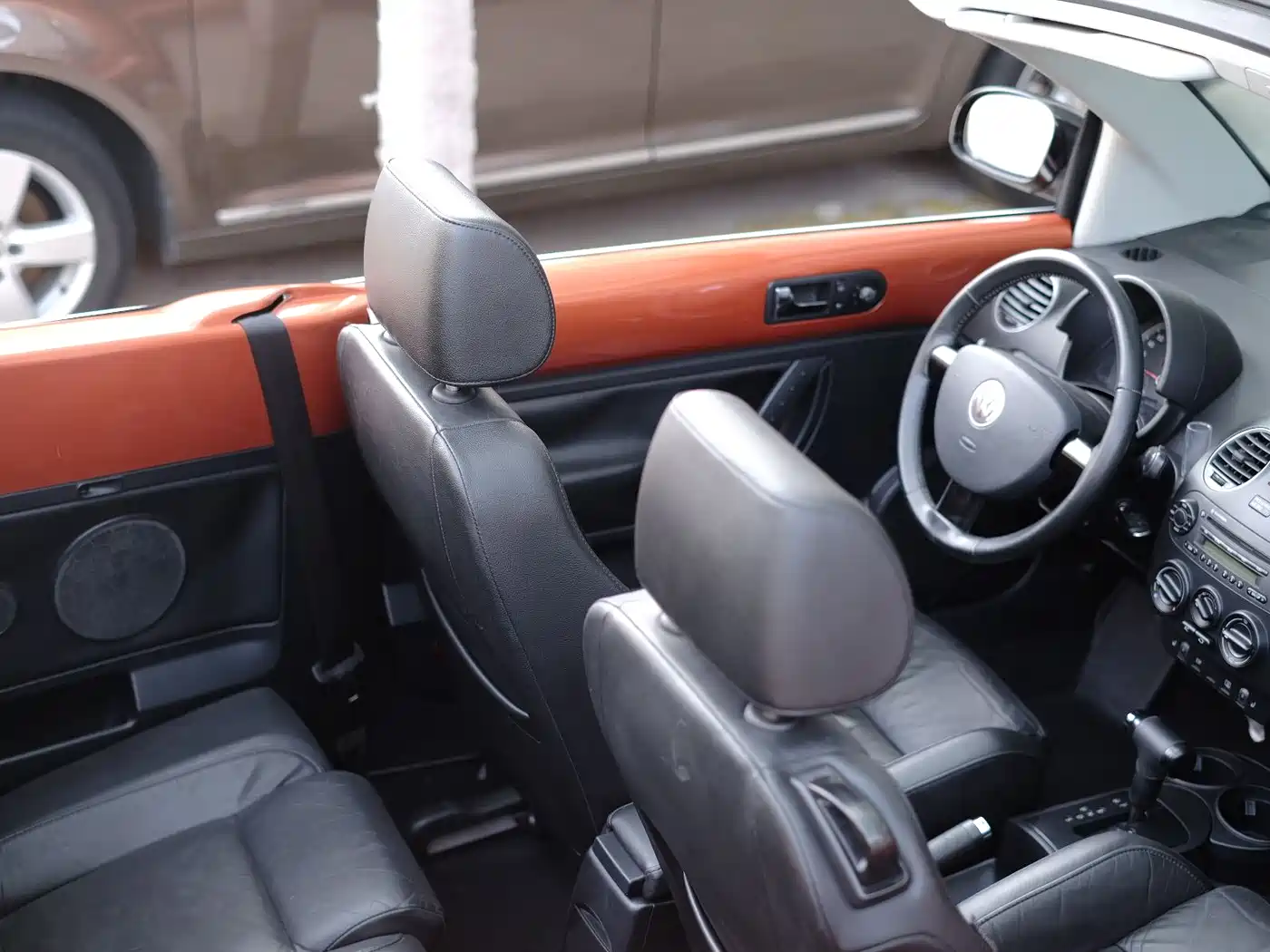 Volkswagen Beetle 2010 Model 2.0 BlackOrange Convertible Luxury Edition фото 47