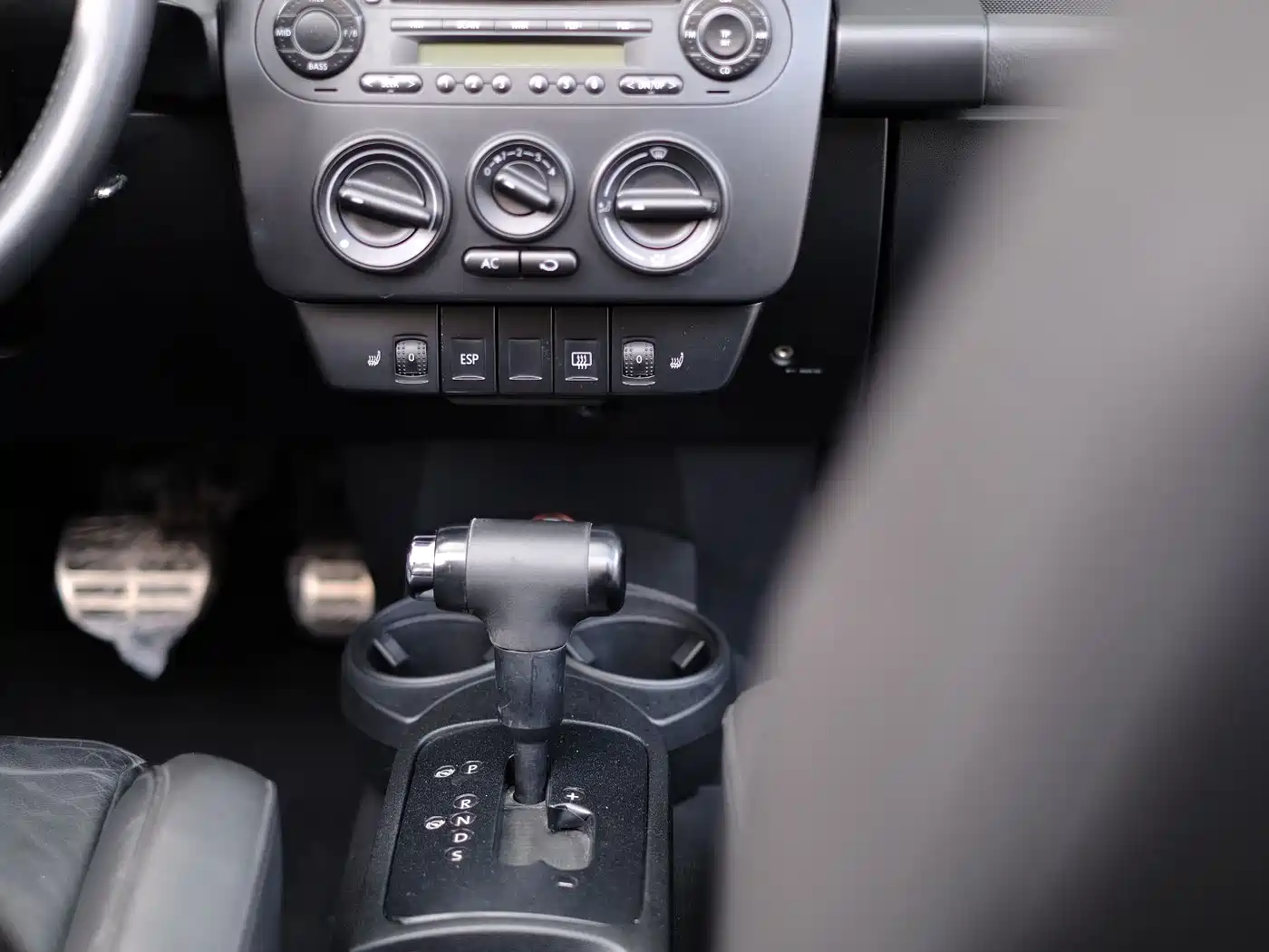 Volkswagen Beetle 2010 Model 2.0 BlackOrange Convertible Luxury Edition фото 57